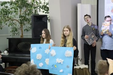 Inscenizacja z udziałem uczniów wieluńskich szkół w Bibliotece Miejskiej - dotyczyła Nagrody Nobla